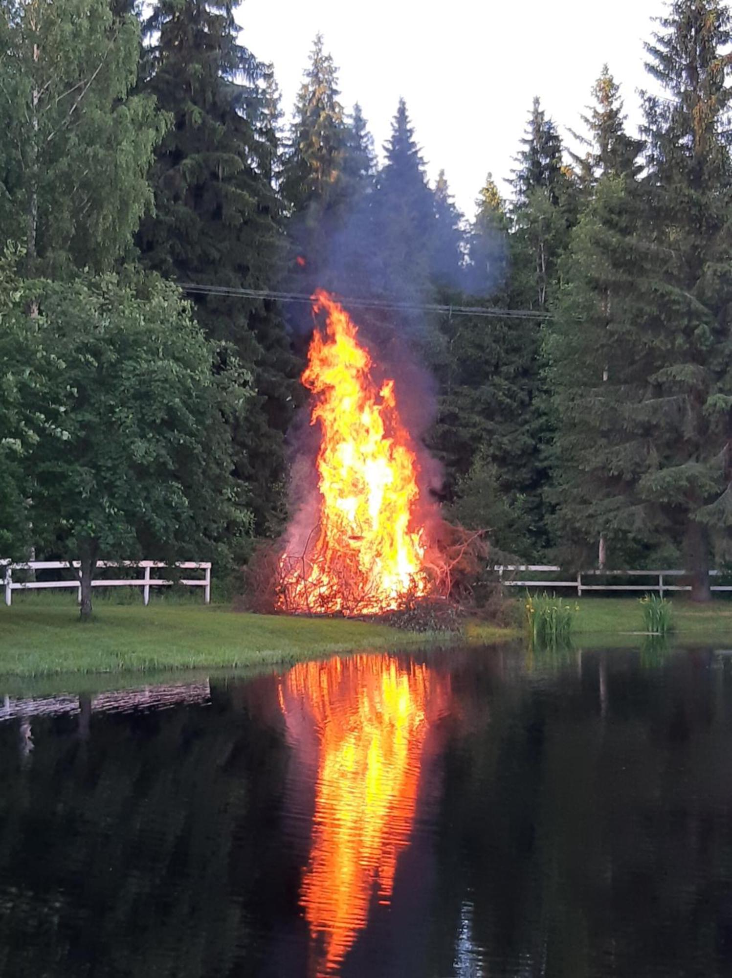 Hotel Huhtaniemen Moekkikylae Veteli Esterno foto